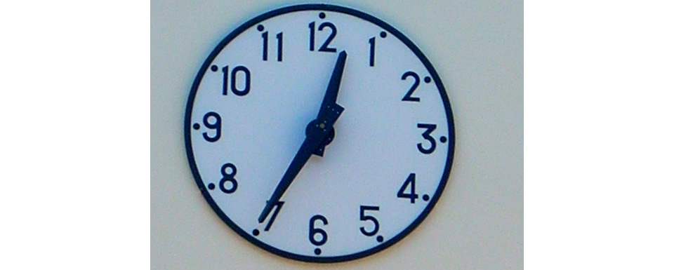 Particolare del quadrante orologio residence Centobuchi
