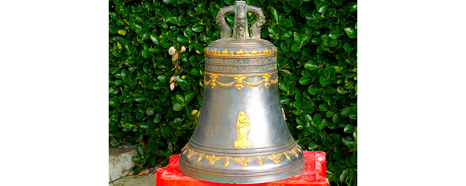 	Decorazione in oro su campana antica in bronzo