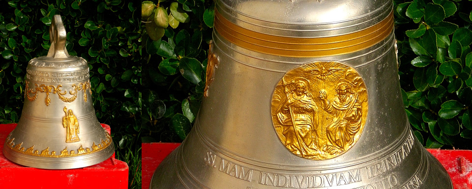 Particolare di decorazione in oro su campana antica in bronzo