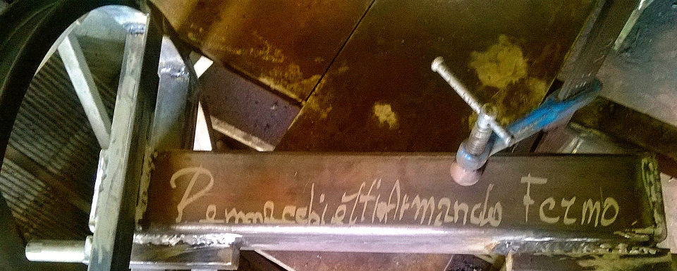 	Firma su ceppo in ferro realizzata con mola a mano
